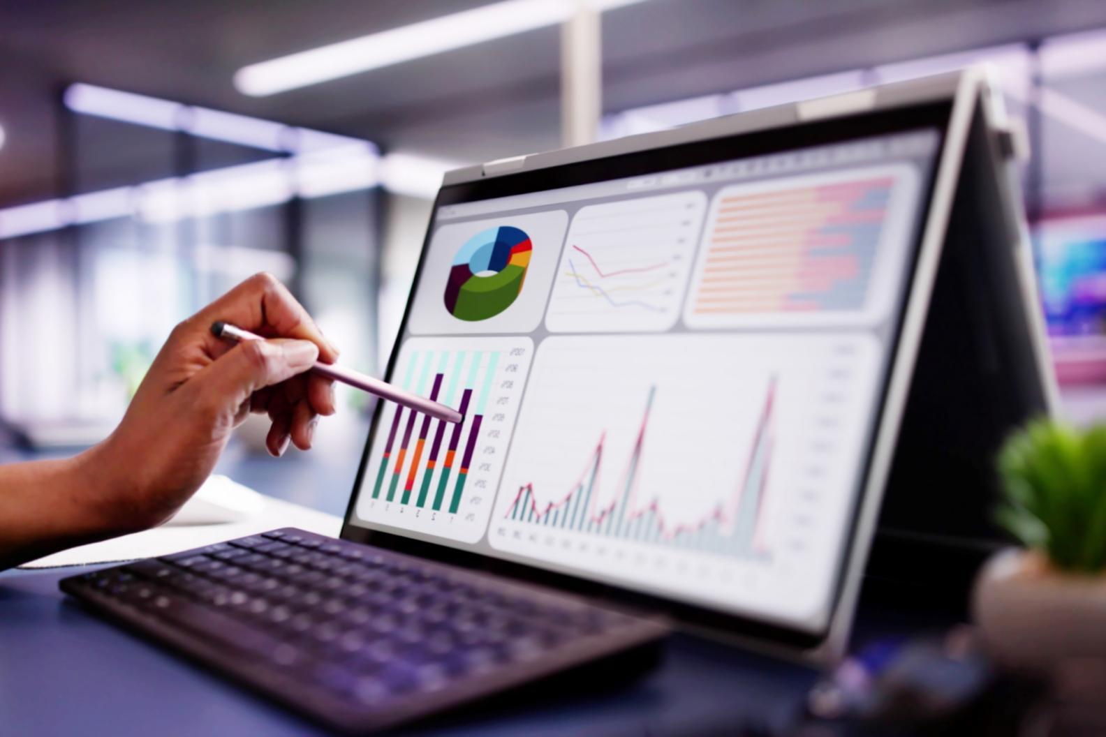 Globale Reichweite der Online-Bildungsplattform mit Teilnehmern aus verschiedenen Zeitzonen